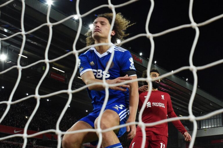 Zagueiro faz dois contra, Liverpool vira sobre Leicester e mantém sexto lugar do Inglês