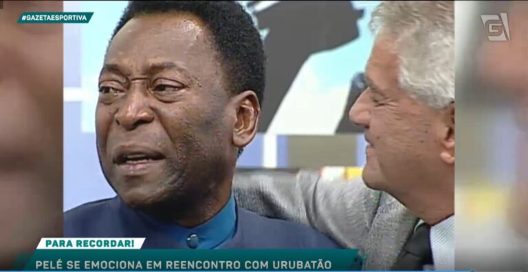 Pelé lembra encontro com John Lennon e se emociona em visita ao Mesa Redonda
