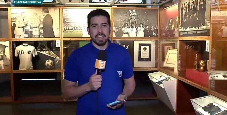 Direto de Santos, repórter Tiago Salazar mostra parte do acervo do Museu Pelé