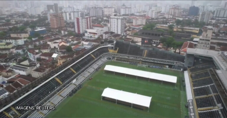 Drone sobrevoa Vila Belmiro e mostra preparativo para velório de Pelé
