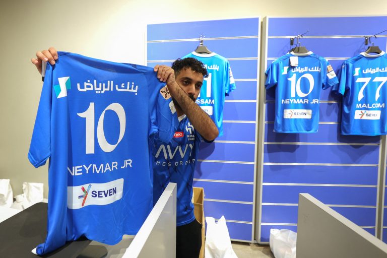 Neymar vira “febre” na Arábia Saudita e torcedores fazem fila para comprar camisa do craque