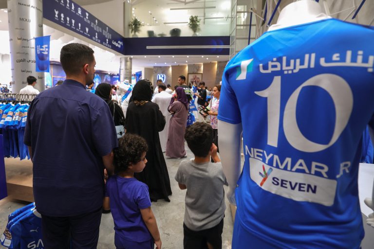 Torcedores do Al-Hilal fazem fila para comprar camisa de Neymar; veja fotos