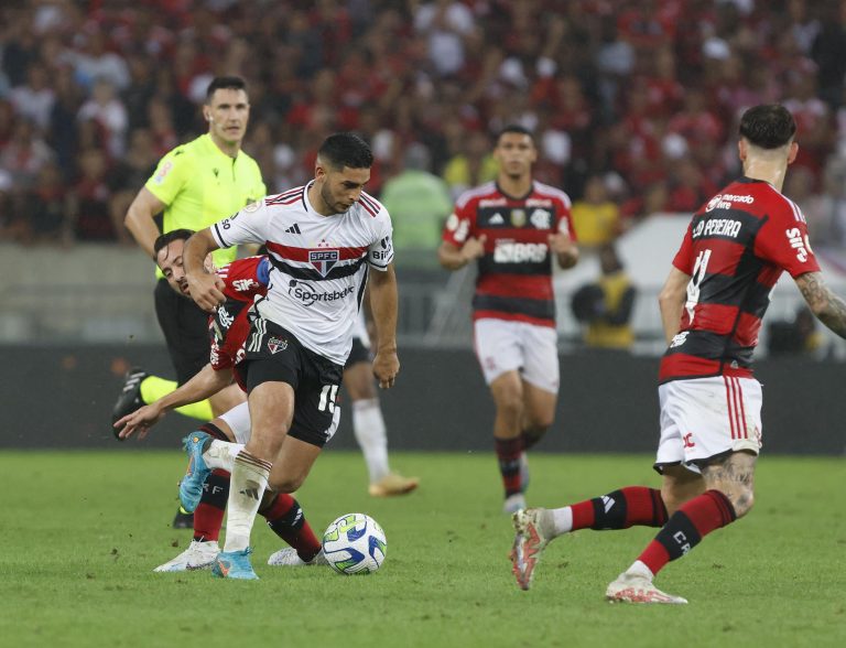Após ofício do São Paulo, CBF justifica checagem do VAR em pênalti marcado para o Flamengo