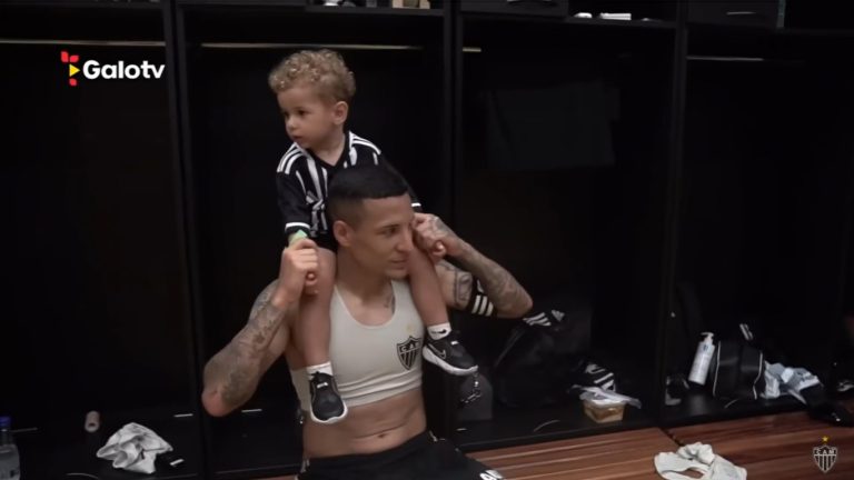 Bastidores: A resenha de Guilherme Arana e Hulk no vestiário