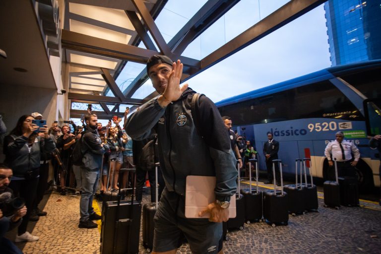 Torcida do Grêmio recepciona elenco em chegada ao Rio de Janeiro para jogo com Flamengo