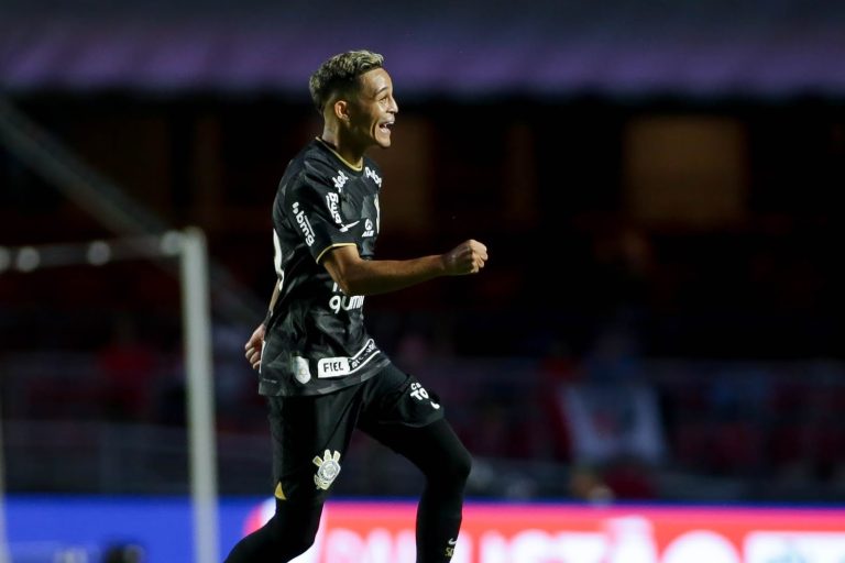 Em alta, Adson foi herói do Corinthians em último clássico contra São Paulo no Morumbi