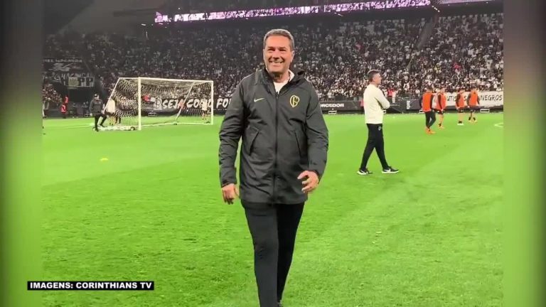Luxa manda corações para a torcida após recepção em treino aberto na Neo Química Arena