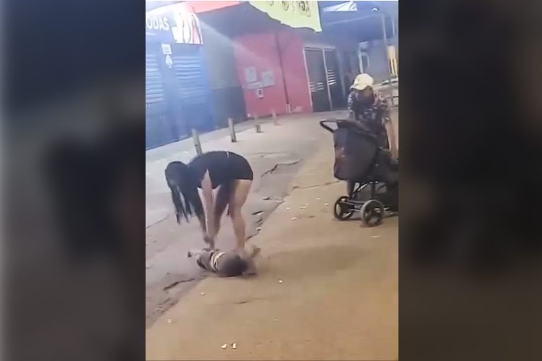 Bebê que caiu do colo de mãe supostamente bêbada foi entregue à avó